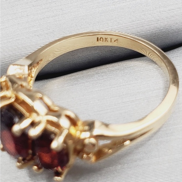 10k Solid Yellow Gold Oval Genuine Garnet Three Stone Ring - Picture 6 of 6